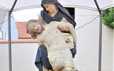 Pieta liebevoll geschmückt