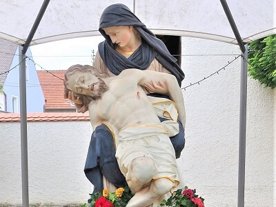 Pieta liebevoll geschmückt